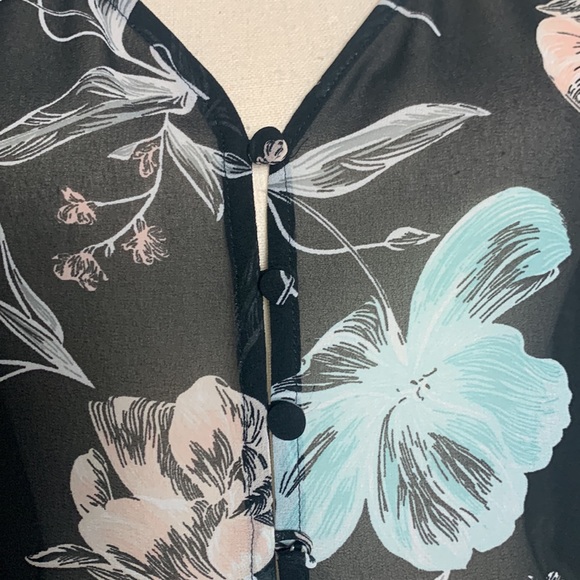 Torrid Black Floral Short Sleeve Semi-Sheer Blouse Size 0 - Picture 4 of 11